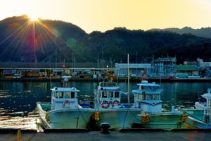 用宗漁港　日没の漁船